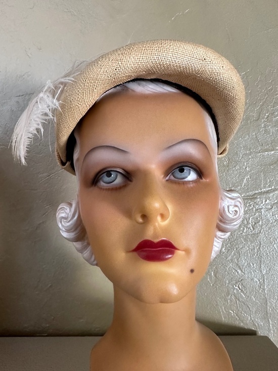 JAUNTY DESIGNER 1940\'s NATURAL STRAW HAT + WHITE OSTRICH FEATHER main image 5